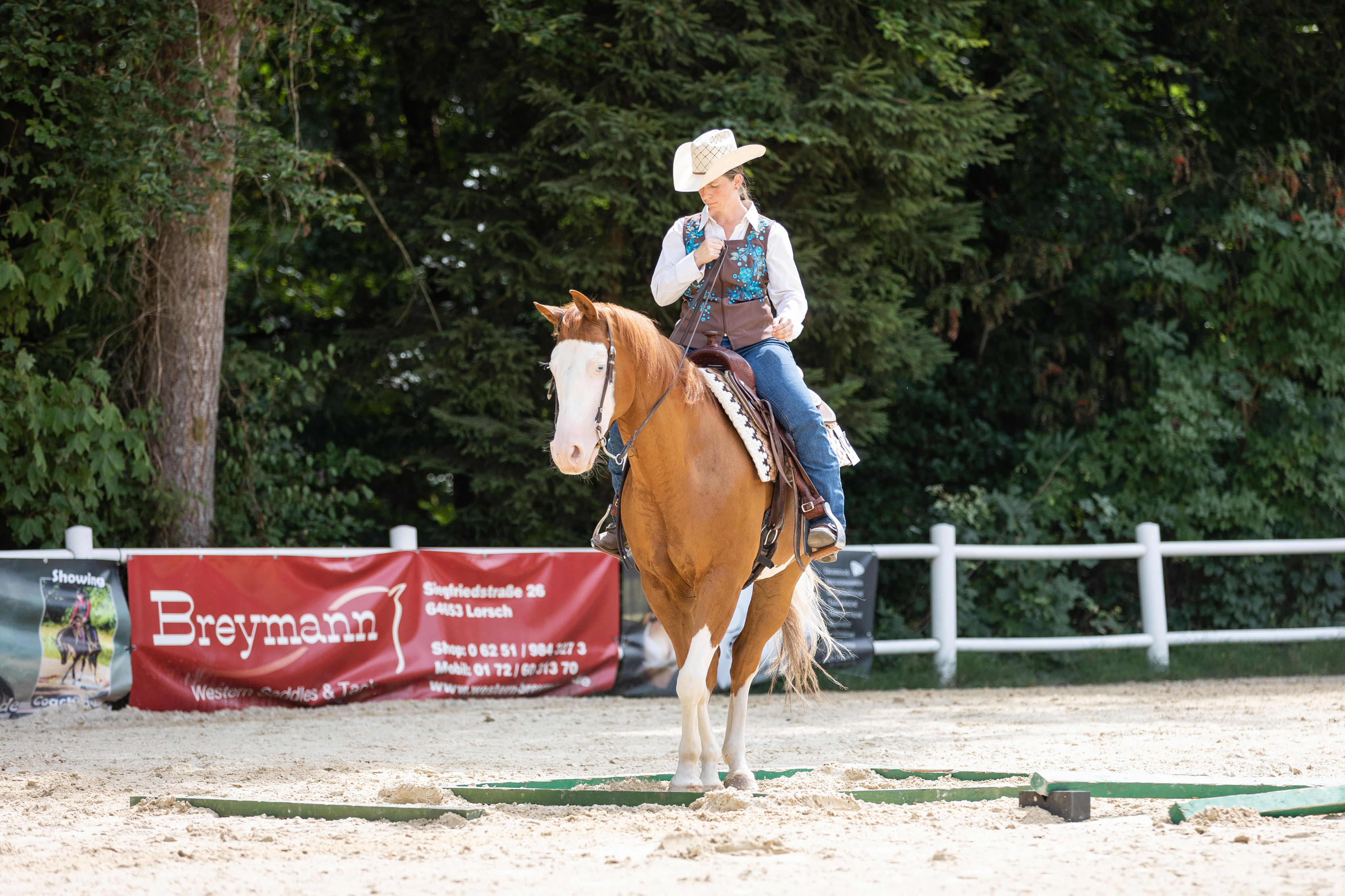 Westernreiterin mit ihrem Pferd während einer Trail Prüfung auf einem Westernturnier