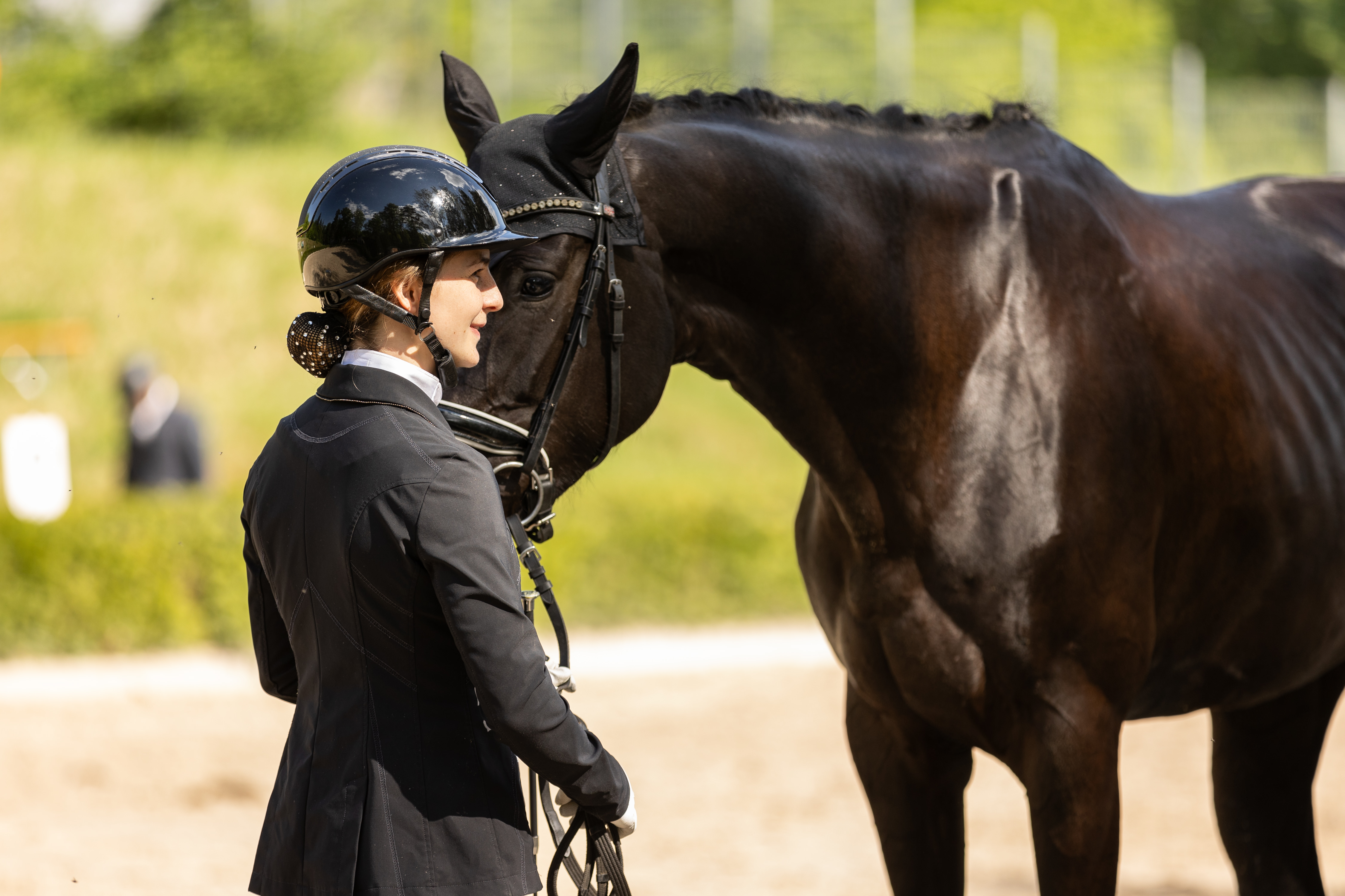 Rappe wird vorgeführ von Bereiterin bei einer Jungpferdeprüfung bei den Saarburger Reitertagen