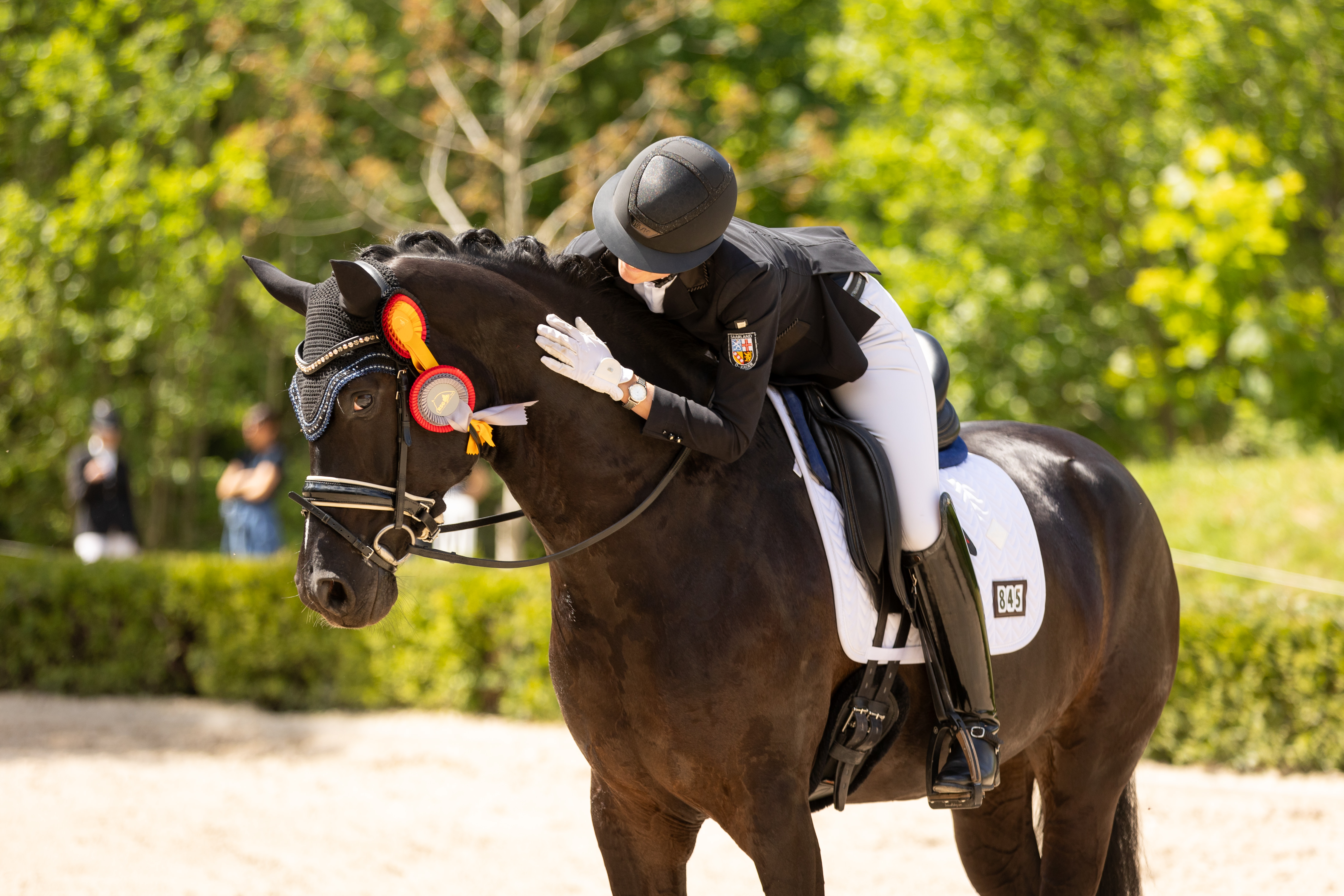Siegerehrung einer Dressurprüfung bei den Saarburger Reitertagen, Reiterin lobt ihr siegreiches Pferd