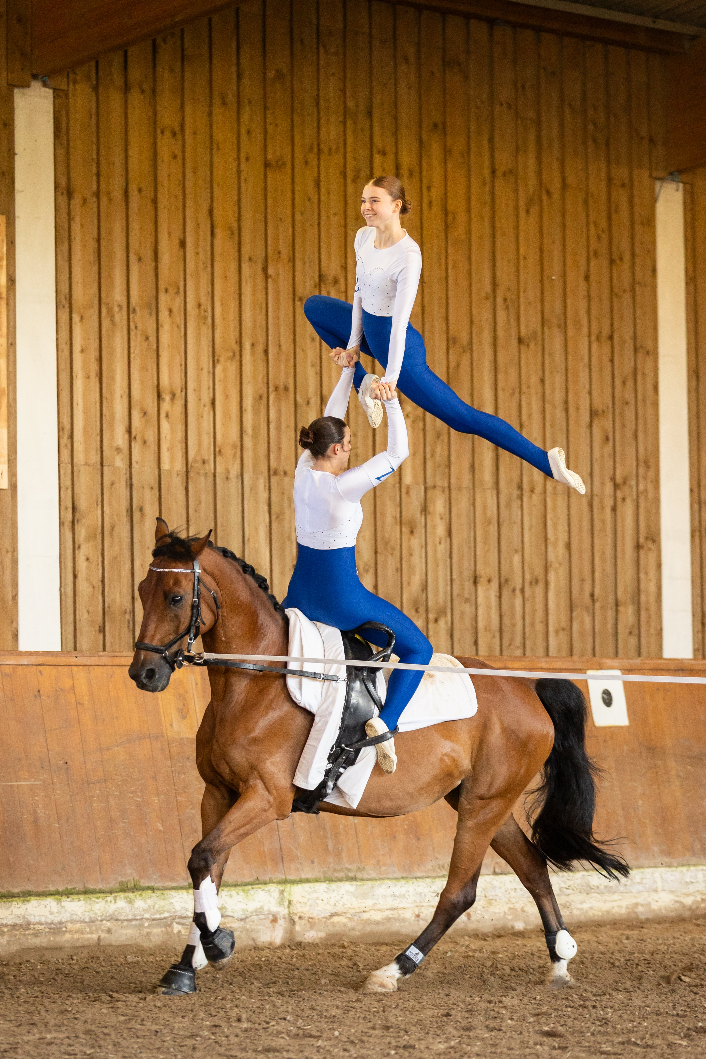 Zwei Mädchen voltigieren auf einem Pferd, Voltigierturnier Bernkastel-Kues