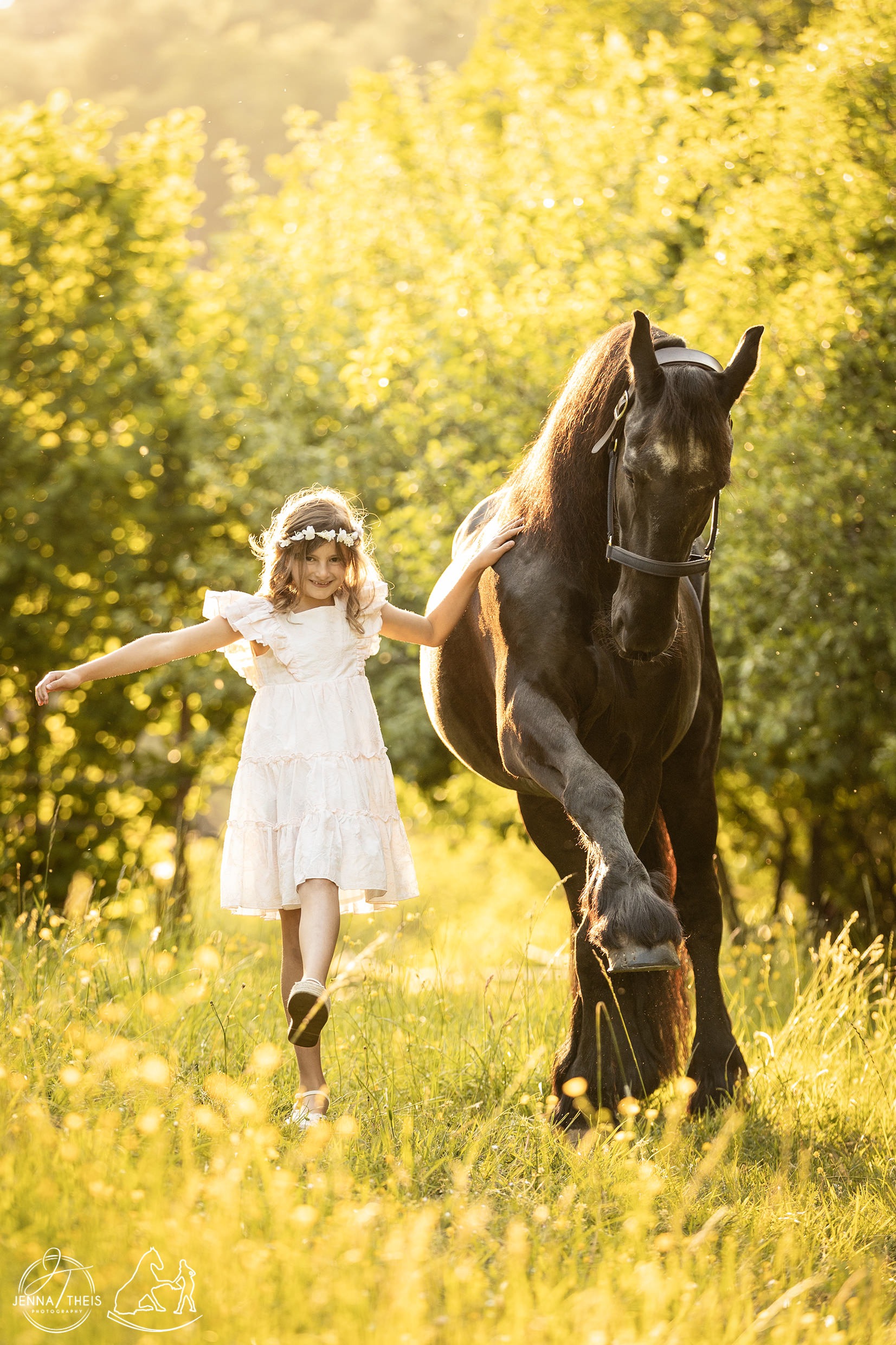 Schwangere Frau steht neben ihrem weißen Pferd, Sonnenaufgang mit Mond am Himmel